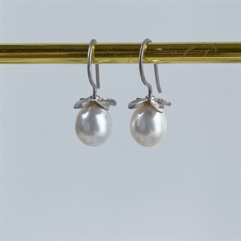 Elegante og enkle øreringe med perle fra SAN - Links of joy. 